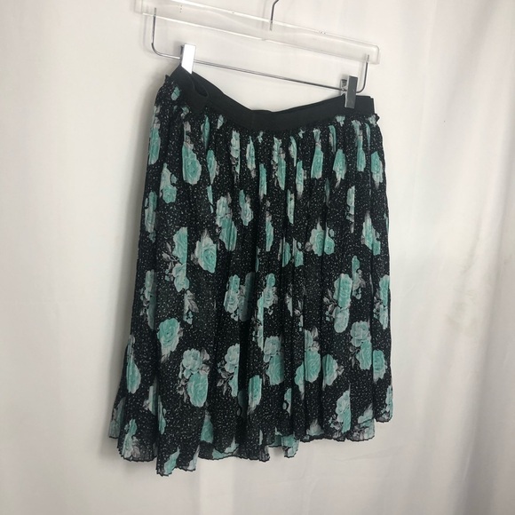 TORRID black and blue floral pleated skirt size three 0761 - Picture 2 of 3